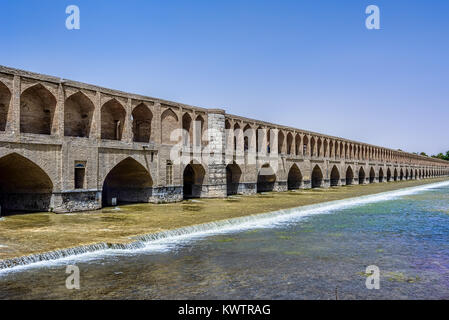 Il Allahverdi Khan Bridge popolarmente noto come si-o-se-pol oltre il fiume Zayanderud in Isfahan Iran Foto Stock