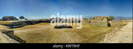 Vista panoramica della città antica di Monte Alban vicino a Oaxaca nel sud altopiani del Messico Foto Stock