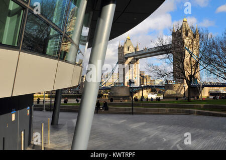 Un punto di vista inusuale o angolo di city hall e il Tower Bridge di Londra centrale sulle rive del fiume Tamigi. Diverse alternative e vista città Foto Stock