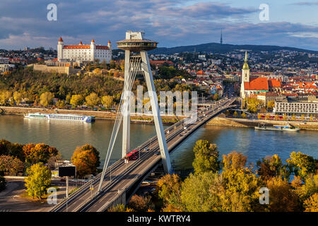 Paesaggio di Bratislava con i simboli principali della città: il castello, SNP ponte sul fiume Danubio, St.Martin's chiesa e torre televisiva in background. La guerra Foto Stock
