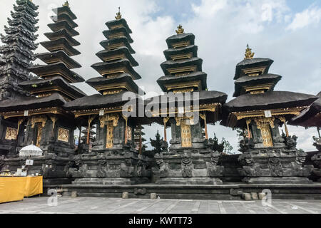 3,5,7,9 e 11 tiered merus a livelli superiori di Pura Penataran Agung, Pura Besakih tempio Hindu, Bali, Indonesia Foto Stock