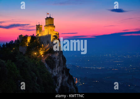 Foto del tramonto al piccolo paese di San Marino Foto Stock