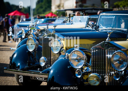 Classic & vintage auto sul display durante il Concours di eleganza a Hampton Court Palace Foto Stock