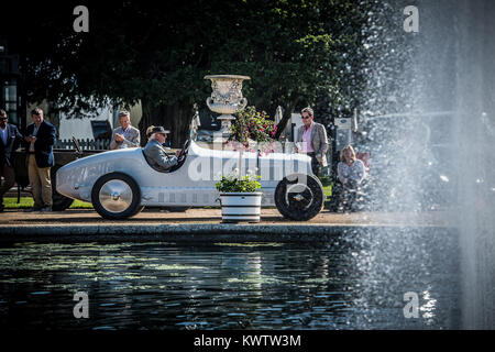 Classic & vintage auto sul display durante il Concours di eleganza a Hampton Court Palace Foto Stock