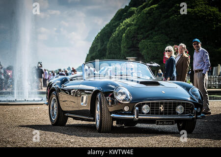 Classic & vintage auto sul display durante il Concours di eleganza a Hampton Court Palace Foto Stock