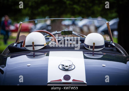 Classic & vintage auto sul display durante il Concours di eleganza a Hampton Court Palace Foto Stock