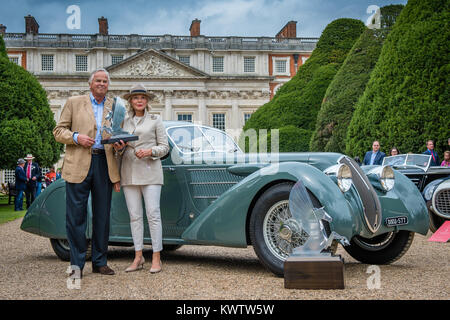 Classic & vintage auto sul display durante il Concours di eleganza a Hampton Court Palace Foto Stock