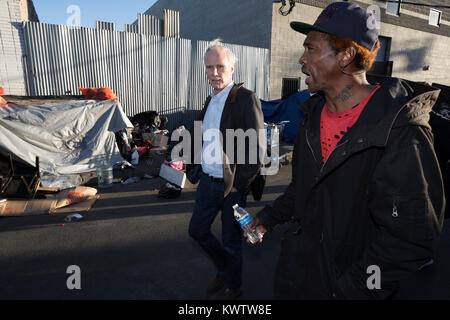 Relatore Speciale Onu Philip Alston tour della zona senza dimora nel centro di Los Angeles dal generale Dogon (destra) del Los Angeles Comunità Action Network Foto Stock