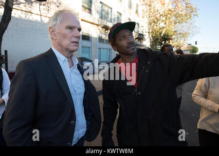 Relatore Speciale Onu Philip Alston tour della zona senza dimora nel centro di Los Angeles dal generale Dogon (destra) del Los Angeles Comunità Action Network Foto Stock