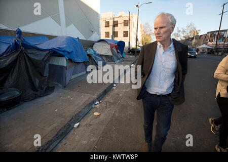 Relatore Speciale Onu Philip Alston tour della zona senza dimora nel centro di Los Angeles Foto Stock