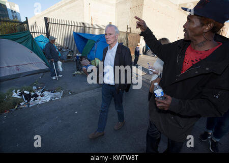 Relatore Speciale Onu Philip Alston tour della zona senza dimora nel centro di Los Angeles dal generale Dogon (destra) del Los Angeles Comunità Action Network Foto Stock