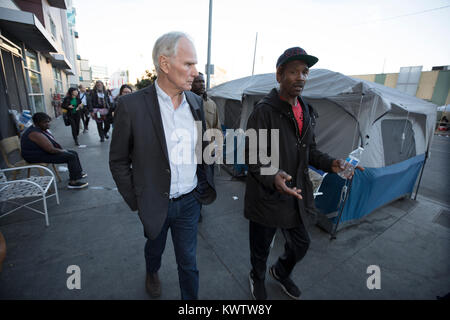 Relatore Speciale Onu Philip Alston tour della zona senza dimora nel centro di Los Angeles dal generale Dogon (destra) del Los Angeles Comunità Action Network Foto Stock