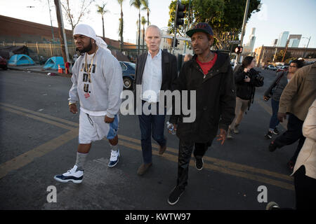 Relatore Speciale Onu Philip Alston tours i senzatetto area nel centro di Los Angeles dal generale Dogon (destra) del Los Angeles Comunità Action Network Foto Stock