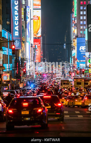 Il traffico nella settima avenue di notte, la città di New York Foto Stock