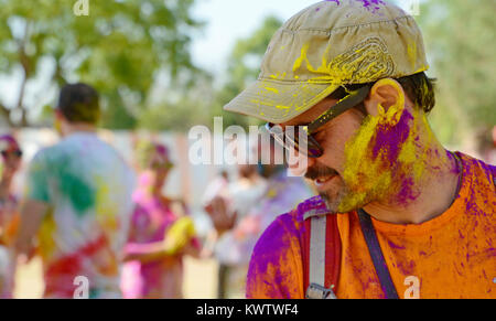 Felice giovane uomo su Holi festival colore felice giovane uomo su Holi festival a colori Foto Stock