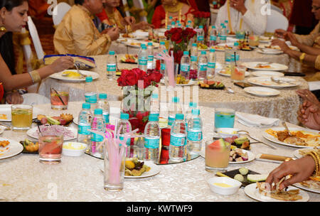 Godendo di una cena con gli amici Foto Stock