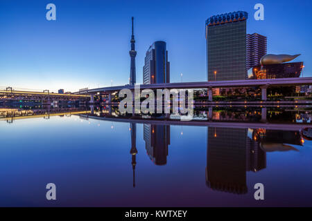 Skyline di Tokyo City dal fiume all'alba Foto Stock