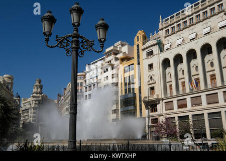 Fontana in Plaza del Ayuntamiento Square Valencia, Spagna Foto Stock