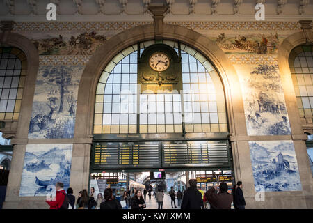 Alla stazione ferroviaria di Sao Bento in Porto Portogallo Foto Stock