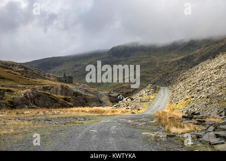Strada sterrata che conduce alla cava Cwmorthin vicino a Blaenau Ffestiniong, il Galles del Nord. Foto Stock