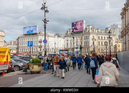 Persone non identificate hanno passeggiate all'Goncharnaya Ulitsa vicino a Mosca la stazione ferroviaria in un giorno nuvoloso. San Pietroburgo, Russia. Foto Stock