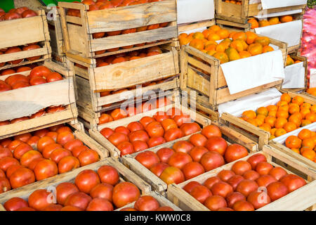 Pomodori e mandarini in cassette di legno per la vendita su un mercato a Valparaiso, Cile Foto Stock