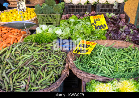 Verdure e insalate per la vendita su un mercato a Valparaiso, Cile Foto Stock