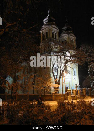 La fotografia raffigura la chiesa cattolica del Santissimo nome di Maria (Wniebowzięcia Najświętszej Maryi Panny) a Biłgoraj, Polonia, mostrando la sua architettura esterna, il campanile e l'ambiente all'interno della comunità. Foto Stock