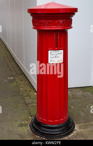 Eton, UK. 7 Novembre, 2017. Un inizio di Victorian postbox scanalato, con una protezione dalla pioggia e un insolito asola verticale per lettere, in Eton High Street. Foto Stock