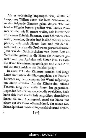 Una scena del "processo" di Franz Kafka, dove il protagonista naviga tra gli assurdi sistemi giuridici e burocratici. Questa immagine cattura la critica di Kafka sulle istituzioni sociali e i loro effetti sull'individuo. Foto Stock