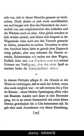 Un'altra scena del "processo" di Kafka, che mette in evidenza la lotta dell'individuo con i sistemi burocratici e l'assurdità di cercare di trovare giustizia all'interno di una struttura travolgente e impersonale. Foto Stock