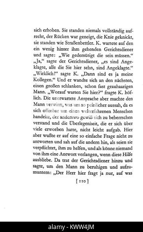Questa immagine mostra un'altra scena del processo di Franz Kafka. Ritrae la lotta in corso del protagonista all'interno di un sistema giudiziario contorto e incomprensibile, evidenziando la critica di Kafka alla società moderna. Foto Stock