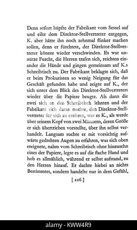 Questa immagine raffigura una scena del processo di Franz Kafka, dove il protagonista affronta la natura travolgente e insensata del sistema giuridico, sottolineando il tema centrale dell'opera dell'assurdità burocratica. Foto Stock