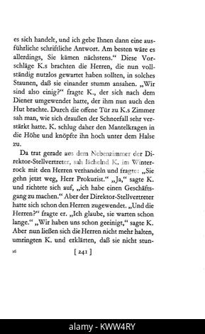 Questa immagine è una rappresentazione di una scena del romanzo di Franz Kafka il processo ('Der Prozess'). Riflette i temi della burocrazia, dell'assurdità e della lotta esistenziale, fondamentali per l'esplorazione della futile battaglia legale di un individuo. Foto Stock