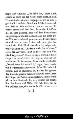 Questa scena del "processo" di Franz Kafka mette in mostra i futili tentativi del protagonista di navigare in un sistema giuridico incomprensibile, catturando il tema centrale dell'impotenza all'interno di una burocrazia arbitraria e oppressiva. Foto Stock