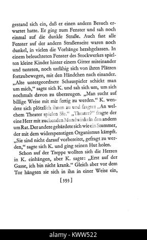 "De Kafka Prozeß 393" mette in evidenza una scena del "processo" di Franz Kafka, che cattura i futili tentativi del protagonista di comprendere e navigare nel sistema giuridico burocratico che domina la sua vita, riflettendo temi di alienazione e lotta esistenziale. Foto Stock