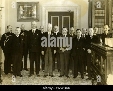 Una fotografia storica del 1936 che mostra É.-L. Patenaude con i membri del gabinetto Duplessis in Quebec, Canada. L'immagine documenta un momento nella storia politica canadese. Foto Stock