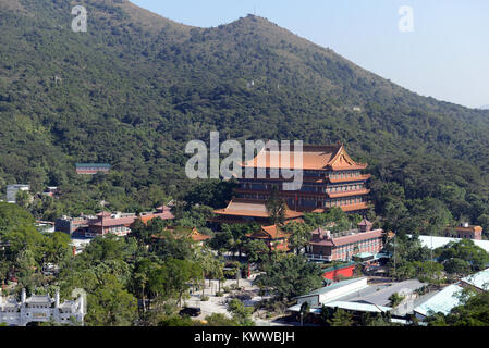 Po Lin Monestery Buddista e la sua tradizionale architettura Cinese a Ngong Ping in montagna sull'Isola di Lantau Hong Kong, Cina Foto Stock