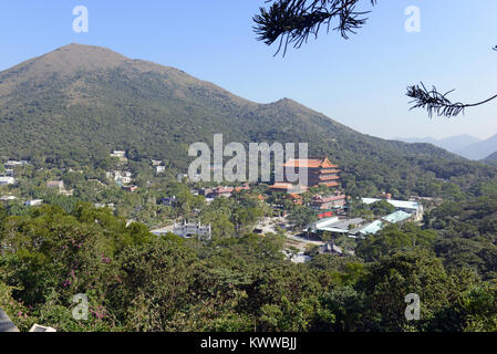 Po Lin Monestery Buddista e la sua tradizionale architettura Cinese a Ngong Ping in montagna sull'Isola di Lantau Hong Kong, Cina Foto Stock