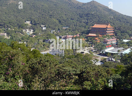 Po Lin Monestery Buddista e la sua tradizionale architettura Cinese a Ngong Ping in montagna sull'Isola di Lantau Hong Kong, Cina Foto Stock