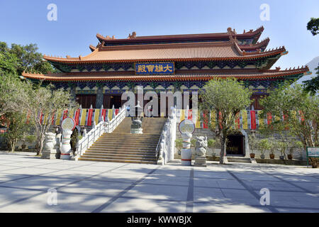 Po Lin Monestery Buddista e la sua tradizionale architettura Cinese a Ngong Ping in montagna sull'Isola di Lantau Hong Kong, Cina Foto Stock