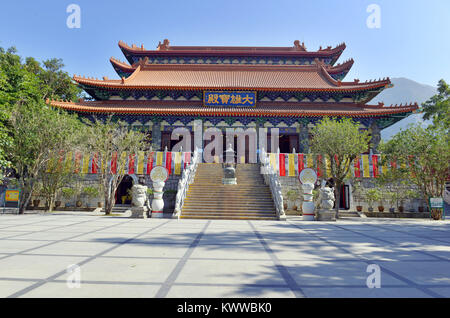 Po Lin Monestery Buddista e la sua tradizionale architettura Cinese a Ngong Ping in montagna sull'Isola di Lantau Hong Kong, Cina Foto Stock