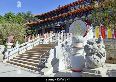 Po Lin Monestery Buddista e la sua tradizionale architettura Cinese a Ngong Ping in montagna sull'Isola di Lantau Hong Kong, Cina Foto Stock