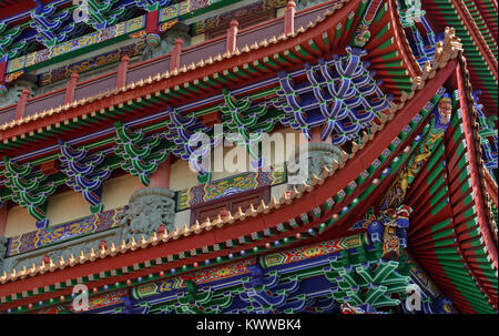 Po Lin Monestery Buddista e la sua tradizionale architettura Cinese a Ngong Ping in montagna sull'Isola di Lantau Hong Kong, Cina Foto Stock