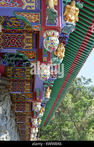 Po Lin Monestery Buddista e la sua tradizionale architettura Cinese a Ngong Ping in montagna sull'Isola di Lantau Hong Kong, Cina Foto Stock