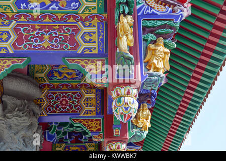 Po Lin Monestery Buddista e la sua tradizionale architettura Cinese a Ngong Ping in montagna sull'Isola di Lantau Hong Kong, Cina Foto Stock