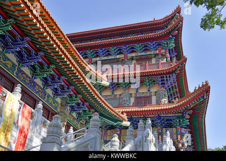 Po Lin Monestery Buddista e la sua tradizionale architettura Cinese a Ngong Ping in montagna sull'Isola di Lantau Hong Kong, Cina Foto Stock