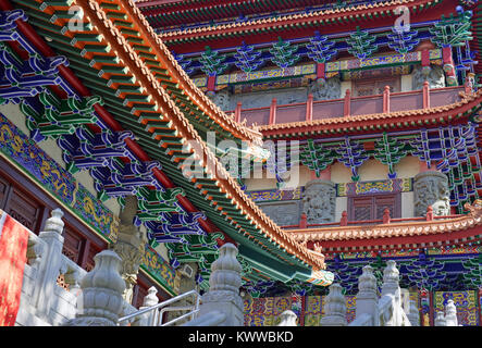 Po Lin Monestery Buddista e la sua tradizionale architettura Cinese a Ngong Ping in montagna sull'Isola di Lantau Hong Kong, Cina Foto Stock