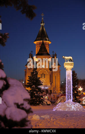 Vista invernale della Cattedrale Ortodossa e la Lupa Capitolina statua davanti, Timisoara, Romania Foto Stock