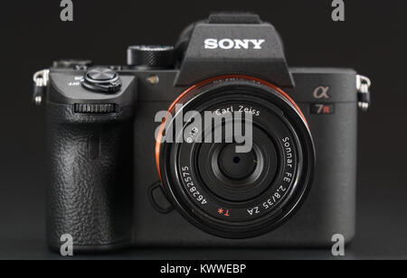 Berlino, Germania - 02 Gennaio 2018: Sony a7R II alfa Mirrorless Fast-messa a fuoco e 4K-scatto fotocamera digitale Foto Stock